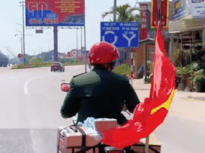 Cụ ông U80 tự lái xe máy từ Nghệ An vào TPHCM xem diễu binh gây xúc động