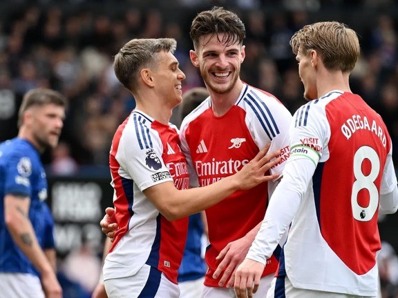 Arsenal đại thắng Ipswich Town, ngăn Liverpool vô địch sớm
