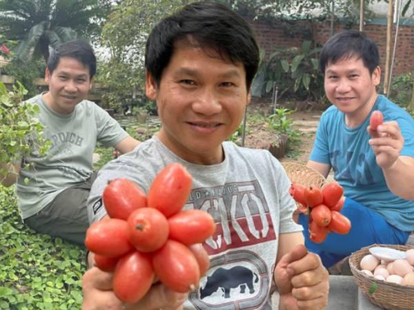 Cuộc sống tuổi 49 cực chill của Trọng Tấn trong biệt thự sân vườn tại Thanh Hóa: Nuôi gà, trồng rau má, hái nhót chín