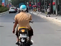 Ngỡ ngàng lời giải thích của người đàn ông khuyết tật chạy xe như diễn xiếc ở Bình Dương