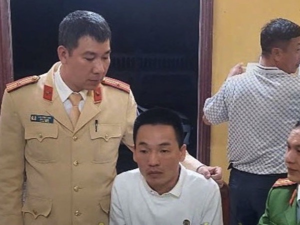 Nam tài xế bị phát hiện sử dụng giấy tờ giả, dương tính chất ma túy