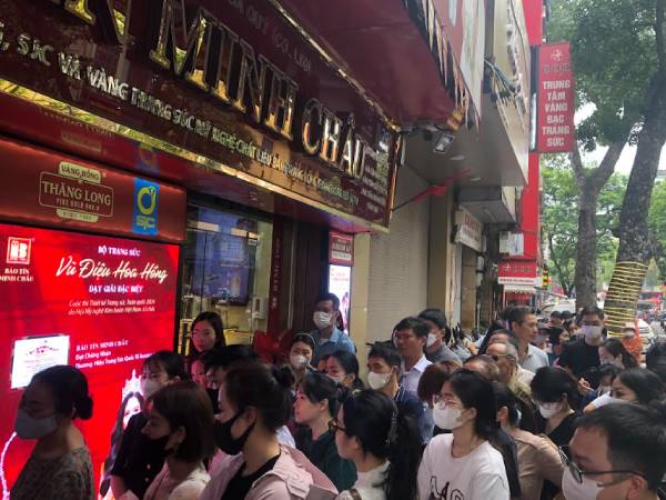 Giá vàng biến động mạnh, điều quen thuộc lại xuất hiện tại 'phố vàng' ở Hà Nội