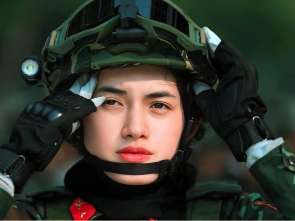 Chân dung nữ hạ sĩ thu hút mọi ánh nhìn khi tập diễu binh