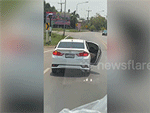 'Tóm gọn' khoảnh khắc xe sedan sử dụng 'quái chiêu' để chở hàng cồng kềnh