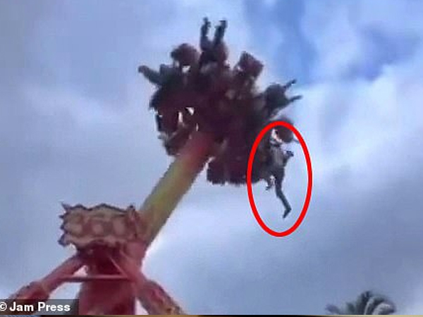 Video kinh hoàng: Cậu bé 13 tuổi bị văng khỏi vòng quay trò chơi, tuyệt vọng bám trụ giữa không trung