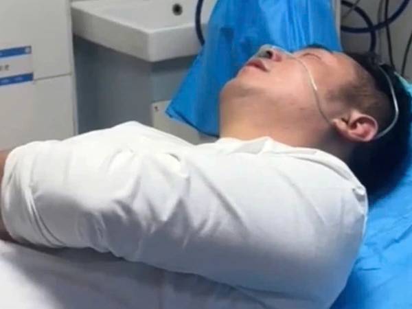 Kèm con làm bài tập, cha lên cơn đau tim phải nhập viện khẩn cấp