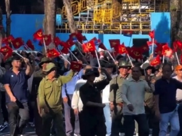 Video: Hàng trăm kiều bào miệt mài luyện tập diễu hành tại TP.HCM
