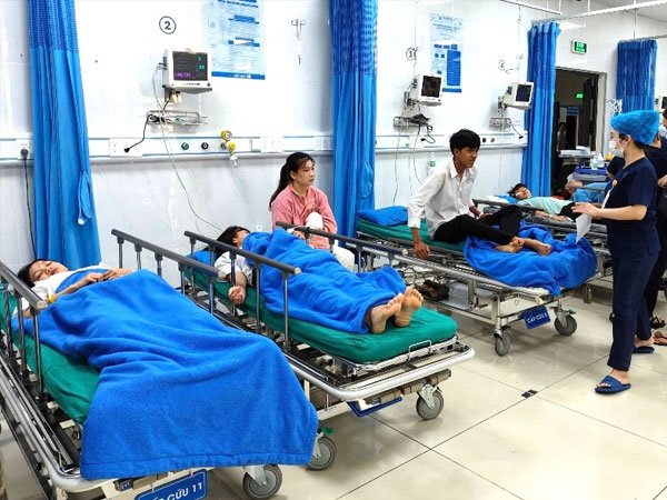 Danh tính 20 học sinh vụ ô tô lật ngửa, có em chấn thương sọ não và ngực
