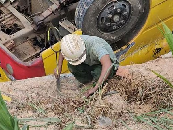 Xe chở học sinh bị lật: Xót xa tìm ngón tay bị đứt lìa cho nữ sinh lớp 9