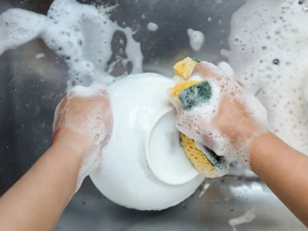 5 kiểu rửa bát còn độc hại hơn 'chỉ nhúng qua nước rồi cất lên kệ', nhiều gia đình mắc phải