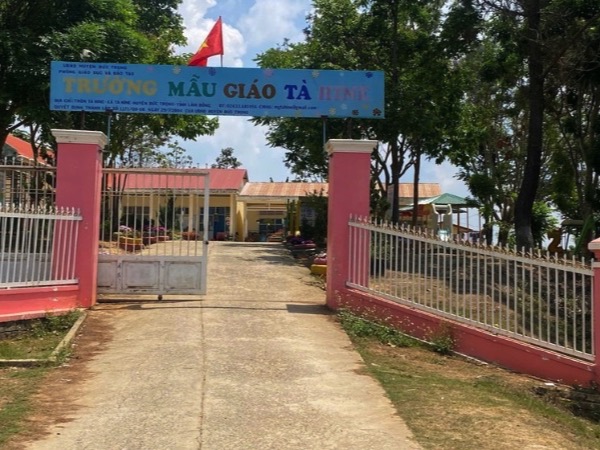 Bé 5 tuổi bị xích đu trong sân trường đè tử vong