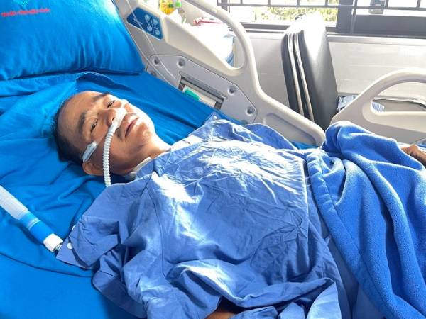Tài xế xe chở 20 học sinh lật ngửa: 'Không kiểm soát được, tôi ôm vô lăng bất lực'