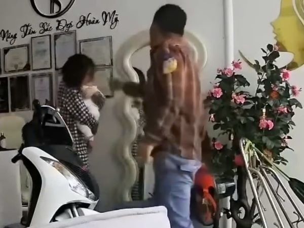 Chồng đánh dã man vợ đang ôm con thơ ở Long An gây phẫn nộ