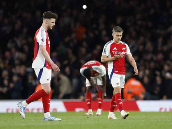 Arsenal đánh rơi chiến thắng, dâng cúp cho Liverpool