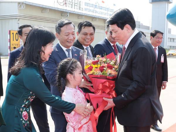 Chủ tịch nước Lương Cường đến Vientiane, bắt đầu thăm Lào
