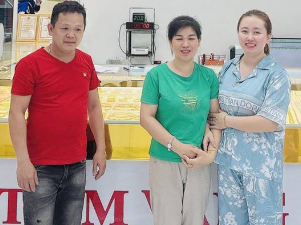 Mang 40 chỉ vàng đi bán, đôi vợ chồng ở Thái Nguyên làm một việc khiến chủ tiệm 'cúi đầu cảm tạ'