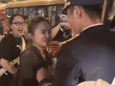 Chuyện tình của chiến sĩ khối Quân chủng Hải quân và bạn gái sau cái ôm viral MXH trong đêm hợp luyện diễu binh