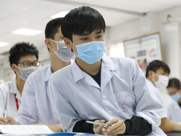 ĐH Y Hà Nội cấm sinh viên mặc trang phục xuyên thấu, áo trễ vai, váy ngắn: Đại diện trường nói gì?