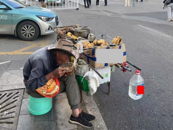 Xóa gấp bức ảnh cụ ông bán xôi ở vỉa hè sau 5 ngày vì quá nhiều tiền được gửi về tài khoản: Thân thế thật sự gây choáng