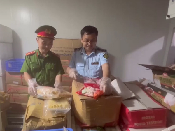 Cận cảnh kho đông lạnh chứa đầy xúc xích, lạp xưởng ngoại không rõ nguồn gốc
