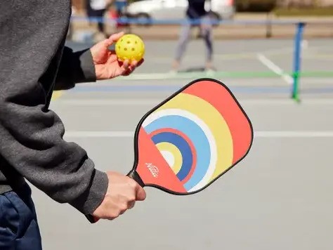 Người đàn ông gục xuống sân, tử vong khi đang chơi pickleball