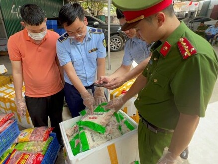 Hà Nội: Thu giữ hơn 800 kg nguyên liệu 'xiên bẩn', đồ thả lẩu... không rõ nguồn gốc