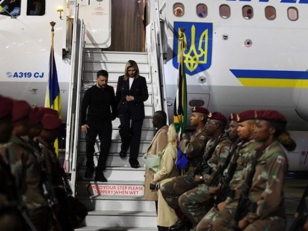 Tổng thống Ukraine vội về nước vì Kiev bị không kích