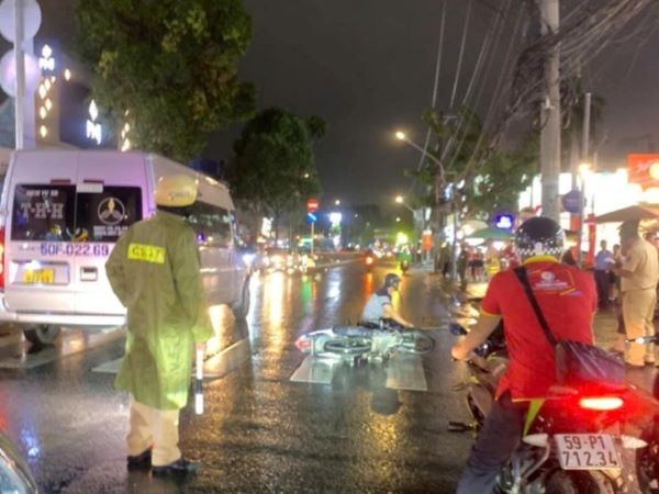 Xe máy va chạm ô tô khách trong cơn mưa tầm tã, nam sinh viên tử vong