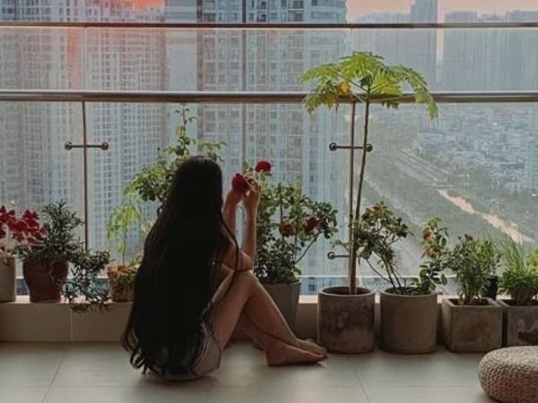 Chuyện chỉ có ở chung cư: Ra ban công hóng gió mà ngỡ lạc vào... WC công cộng, hàng xóm thế này đúng 'chết dở'!