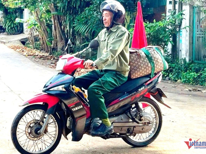 Cựu binh 75 tuổi mới xuất viện, một mình lái xe máy vượt 330km để dự đại lễ 30/4