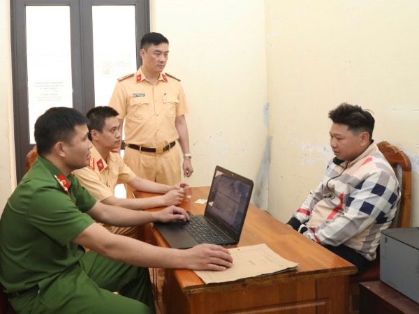 Sử dụng giấy phép lái xe giả có thể bị truy cứu trách nhiệm hình sự