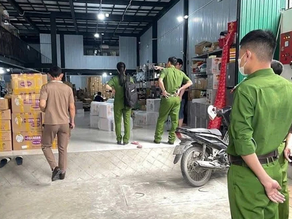 Xôn xao hình ảnh công an xuất hiện ở kho hàng của vợ chồng Tiktoker nổi tiếng, thực hư thế nào?
