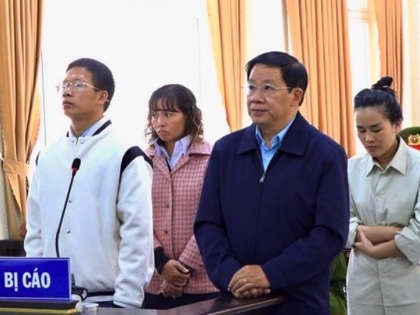 Móc ngoặc với Cty Việt Á, cựu Giám đốc CDC Lâm Đồng cùng đồng phạm lĩnh án