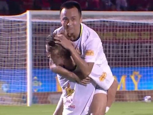 Tiền vệ Việt kiều giá 4,5 tỷ lập siêu phẩm khó tin, đưa đội 'ngựa ô' vào top 4 V.League