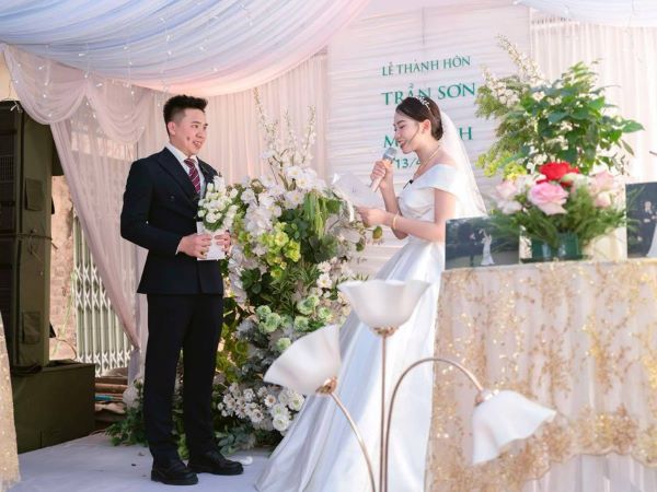 Lấy anh hàng xóm, cô dâu đọc lời thề nguyện khiến chú rể hết cười lại khóc