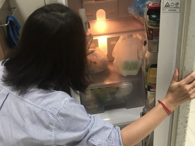 Bác sĩ đến chơi nhà, mở tủ lạnh ra bỗng thét lên: 'Sao lại để những thứ này trong tủ lạnh'