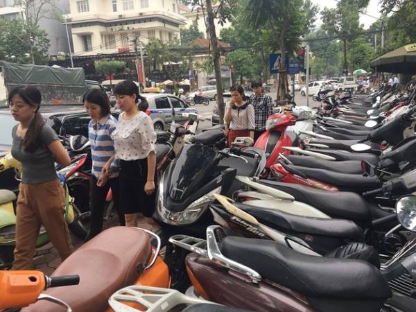 CSGT điều tiết xe người dân vào 7 bãi đỗ quanh khu vực Lăng Bác