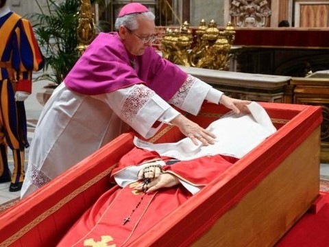 Nghĩa cử cuối cùng của Giáo hoàng Francis trước khi tạ thế