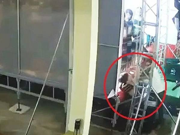 Nam sinh bị điện giật tử vong khi diễn văn nghệ ở trường