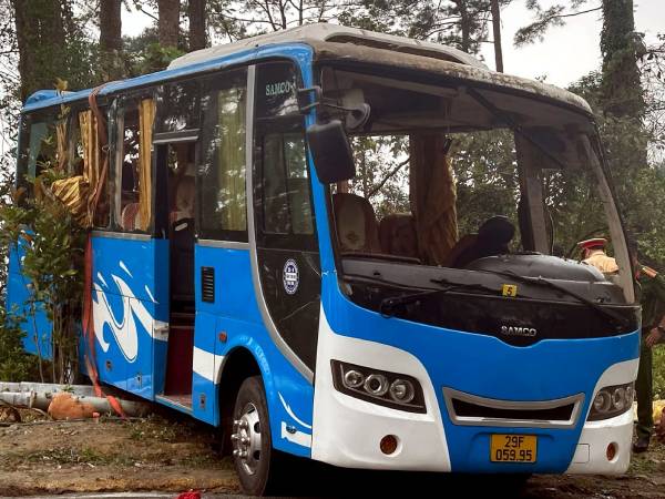 Hiện trường vụ lật xe khách khiến 3 người tử vong ở Tam Đảo