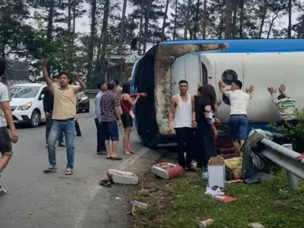 Xe khách lật trên đèo Tam Đảo, 3 người chết, hàng chục người bị thương