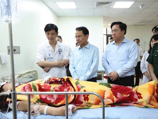 Tình trạng sức khỏe 12 nạn nhân vụ lật xe khách ở Tam Đảo, 1 ca tiên lượng xấu