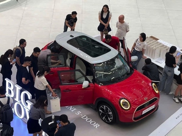 Bộ đôi MINI Cooper S giá hơn 2 tỷ: Xe sang cá tính nhưng không dành cho số đông
