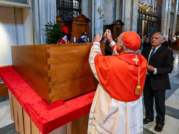 Vatican công bố ảnh “lễ an táng riêng tư” Giáo hoàng Francis