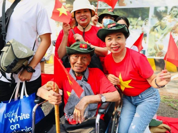 Cựu chiến binh 93 tuổi ngồi xe lăn về TPHCM xem diễu binh, diễu hành