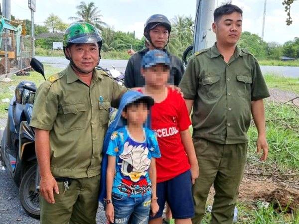 Tìm được hai anh em đạp xe lên TPHCM xem diễu binh