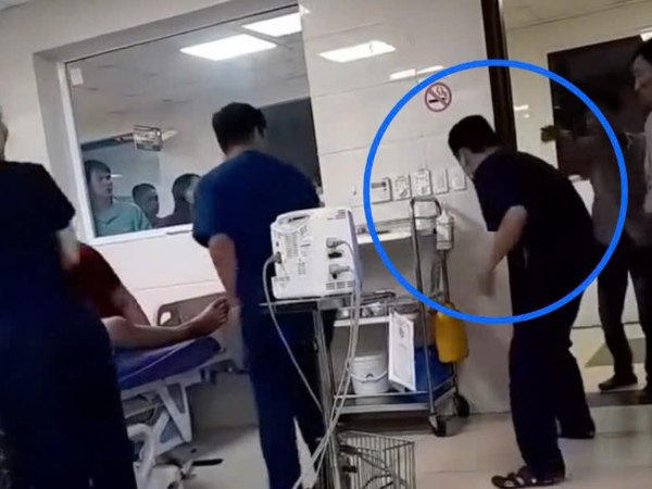 Bác sĩ cấp cứu thành công dù bị người nhà bệnh nhân gào chửi, đấm đạp