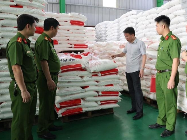 Bên trong xưởng sản xuất 71 nghìn lít dầu ăn, 40 tấn mì chính giả