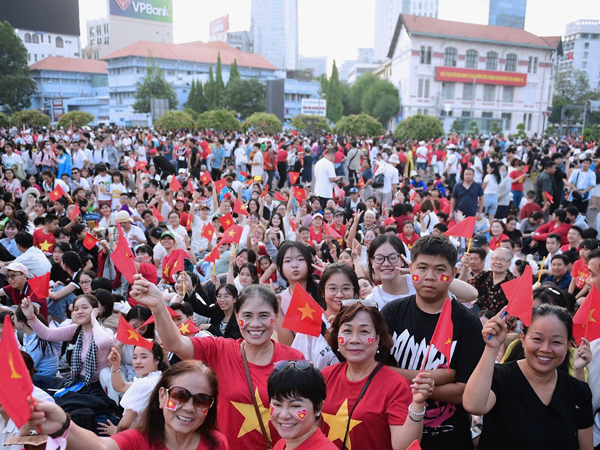 Cờ đỏ sao vàng phủ kín, người dân 'mở hội' trên đường phố TPHCM