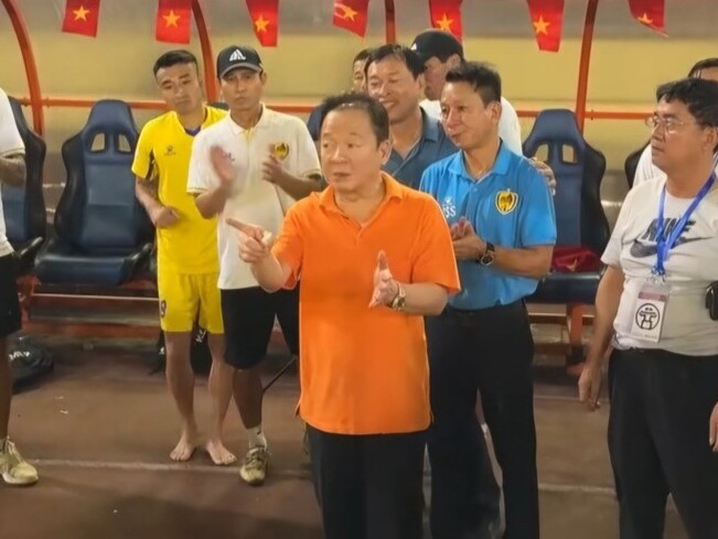 Bầu Hiển xuống gặp tận nơi, thưởng nóng cho đội thua CLB Hà Nội 500 triệu đồng